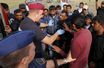 Des policiers hongrois contrôlant des migrants syriens.