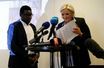 Marine Le Pen et Andrea Ngombet du collectif Sassoufit, à l'origine de cette rencontre sur les relations Afrique - France. Le 2 mai 2017 à Paris.