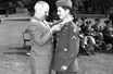 Le président Harry Truman remet la Médaille d'honneur à Desmond Doss, en octobre 1945.