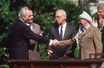 Shimon Peres serre la main de Yasser Arafat sous les yeux d&#039;Yitzhak Rabin, en 1993, après la signature des accords d&#039;Oslo.