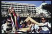 Le mannequin Jerry Hall, pas encore mariée à Mick Jagger, et le photographe Helmut Newton dans l&#039;objectif de David Bailey, à Cannes, en 1983.