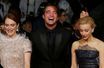 Robert Pattinson a joué les VRP de luxe en montant les marches pour &quot;Maps to the Stars&quot;, hilare aux côtés de la magnifique Julianne Moore.