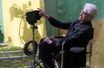 Alain Resnais sur le tournage d'"Aimer, boire et chanter", son dernier film.