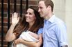 Kate, William et George à la sortie de la maternité.