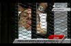 <br />
Hosni Moubarak, alité dans la cage faisant office de box des accusés.