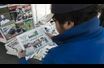 <br />
Un homme lit la Une d'un journal devant un kiosque à journaux de Téhéran, dimanche.