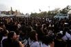 Les Thaïlandais à genoux au passage du convoi funéraire de leur roi