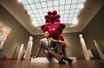 Jeff Koons en 2012 à Francfort devant sa sculpture &quot;Balloon Venus&quot;.