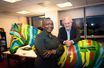 Denise Epoté, Yves Bigot et l’emblème de TV5Monde Afrique, un zèbre aux couleurs des drapeaux du continent.