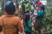 Un bébé en pleurs sauvé des eaux au Laos, visage de la catastrophe