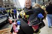 Victoria McGrath le jour de l'attentat du marathon de Boston, le 15 avril 2013. Elle se trouve dans les bras du pompier Jim Plourde.