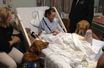 Sur son lit d’hôpital, Lee Ann Yanni, blessée au cours des attentats de Boston, veillée par deux golden retrievers