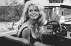 En 1959, un double symbole de jeunesse : Brigitte Bardot au volant de sa Floride.