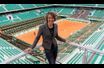 <br />
Justine Henin devant le court Philippe Chatrier