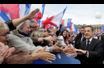 <br />
Place de la Concorde, Nicolas Sarkozy serre les mains des militants.  Dans la foule, des drapeaux tricolores et un seul refrain : « On va gagner ! »