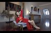 <br />
A Paris, dans le salon de Christian Louboutin, son parrain, Elisa porte une robe Antik Batik.