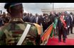 <br />
Alassane Ouattara, assisté de son aide de camp (arrière-plan, en uniforme bleu)  et de Soumaïla Bakayoko, l’ancien chef des forces rebelles (à g.), passe en  revue les troupes qui lui font allégeance en lui présentant le drapeau national.