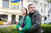 Avec Vitaliia Barco, son épouse, Olias Barco prend la pose devant le bâtiment de la Représentation permanente de l’Ukraine auprès de l’Union européenne, à Bruxelles.