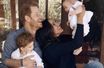 Le prince Harry et Meghan Markle posent pour la première fois avec leurs enfants Archie et Lilibet pour leur carte de vœux 2022.