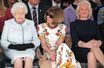 La reine Elizabeth, la papesse de la mode Anna Wintour et la styliste royale Angela Kelly à la Fashion Week de Londres, en 2018.