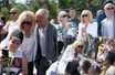 Brigitte Macron et Didier Deschamps accompagnent des enfants à Disneyland pour les Pièces Jaunes