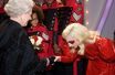 La révérence de Lady Gaga à la reine Elizabeth, au Royal Variety Performance le 7 décembre 2009.