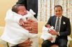 Le prince Moulay Rachid du Maroc avec son deuxième fils le prince Moulay Abdeslam. Photo diffusée par le Palais le 2 juin 2022, lendemain de sa naissance