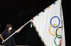 Anne Hidalgo avec le drapeau des Jeux Olympiques, à Tokyo, l'été dernier.