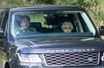 La reine Elizabeth II en voiture sur le domaine de son château de Sandringham, le 4 juillet 2022 