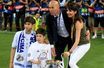 Zinédine Zidane aux côtés de sa femme Véronique et de leur fils, Théo et Elyaz, à Milan, le 29 mai 2016.