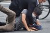 Immédiatement après les coups de feu tirés sur l'ancien Premier ministre japonais Shinzo Abe, un homme a été plaqué au sol et désarmé.