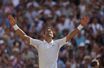 Avec ce septième titre sur le gazon londonien, Djokovic égale son idole Pete Sampras et se retrouve à une longueur du record de Roger Federer chez les messieurs.