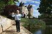 Devant le château de la Baronnière, en Maine-et-Loire, où sa famille française éloignée l’a invité. Le 7 juillet.
