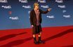 Brad Pitt ose la jupe sur le tapis rouge, tatouages et mollets musclés à Berlin