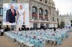 Le banquet est dressé sur les terrasses du Casino, devant l’Opéra de Monte-Carlo. En médaillon : Le prince Albert II et Charlène de Monaco lors de la 73e  édition des festivités qu’ils président.