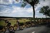 Le maillot jaune de leader du classement général, la coureuse néerlandaise de l&#039;équipe Jumbo Visma Marianne Vos, pédale dans le peloton de la 5e étape du Tour de France féminin entre Bar-le-Duc et Saint -Die-des-Vosges, le 28 juillet 2022.