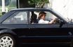 La princesse Diana au volant de sa Ford Escort RS Turbo, son fils aîné le prince William âgé de 4 ans à l’arrière, à Windsor en juin 1986