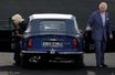À la cérémonie d’ouverture des Jeux du Commonwealth, le 28 juillet, dans l’Aston Martin DB6 que le prince de Galles conduit depuis plus de cinquante ans.