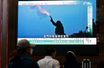 Un écran de télévision montre que l'Armée populaire de libération de Chine a commencé des exercices militaires comprenant des tirs à balles réelles sur les eaux et dans l'espace aérien entourant l'île de Taiwan, à Hong Kong.