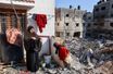 Une habitante palestinienne dans les ruines de sa maison à Gaza.
