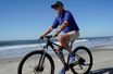 Accompagné de son épouse Jill, Joe Biden s’offre une balade en vélo et rassure sur sa santé