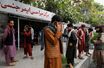 Les proches des victimes attendent des nouvelles devant l'hôpital de Kaboul, en Afghanistan.