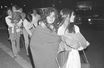 Dans cette photo d'archive du 17 juillet 1976, deux élèves du district scolaire de Dairyland Union, qui faisaient partie des 26 écoliers, et leur chauffeur de bus qui ont été enlevés et enterrés dans un camion sous terre.