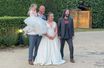 James et Nikki Roadnight à leur mariage, prenant la pose avec Keanu Reeves.