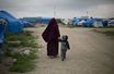 Une femme et son enfant dans le camp de Roj, en Syrie,