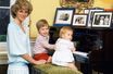 Le temps des jours heureux, quand Diana jouait du piano avec William et Harry alors nourrisson, en octobre 1985.