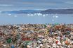 Amoncellement d'ordures échouées sur le littoral au Groenland, au loin des icebergs. Chaque année neuf millions de tonnes de plastique sont deversées dans la mer. <br />