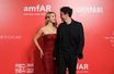 Casey Affleck et sa compagne Caylee Cowan en amoureux sur le tapis rouge de l'amfAR, à Venise, le 7 septembre 2022.