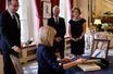 Brigitte Macron signe le registre de condoléances pour Elizabeth II, à l'ambassade du Royaume-Uni à Paris.