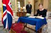 La princesse héritière Elisabeth de Belgique signe le registre de condoléances pour la reine Elizabeth II à la résidence de l'ambassadeur du Royaume-Uni à Bruxelles, le 12 septembre 2022